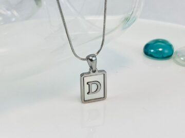 Cadena plateada dije 1.8cm nácar letra D