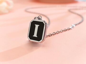 Collar plateado dije negro letra I