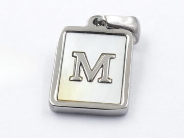 Collar plateado dije nácar letra M