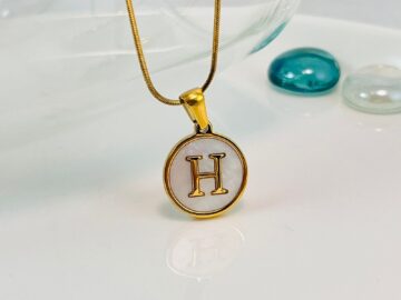 Collar dorado dije círculo nácar letra H