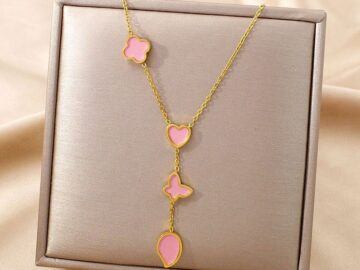 Collar dorado 47cm dijes en rosa