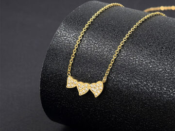 Collar dorado 3 corazoncitos pedrería