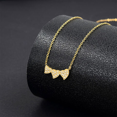 Collar dorado 3 corazoncitos pedrería