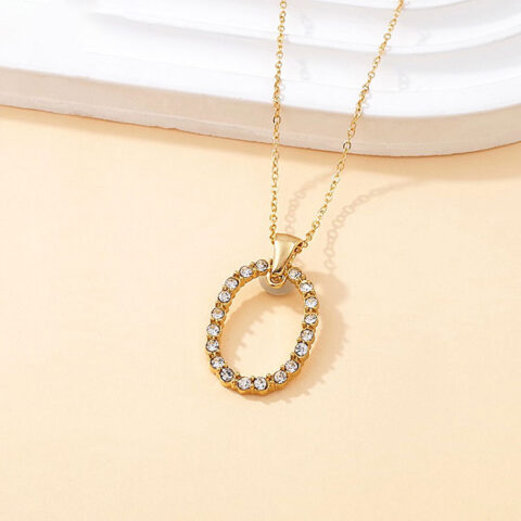 Collar dorado dije ovalado pedrería