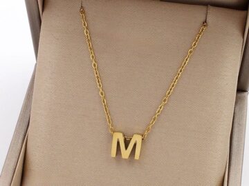 Collar dorado dije inicial M 8mm