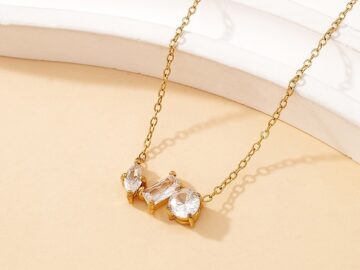 Collar dorado 43cm dijes pedrería blanca