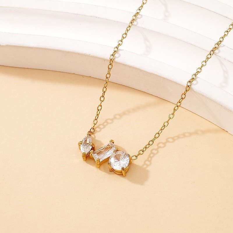 Collar dorado 43cm dijes pedrería blanca