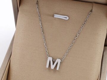 Collar plateado dije inicial M 8mm