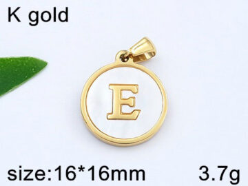 Dije dorado circular nácar letra E
