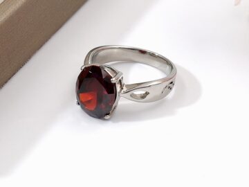 Anillo plateado piedra roja 1.1cm