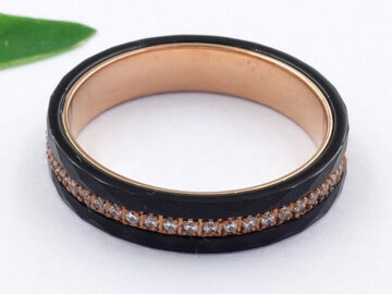 Anillo rose gold y negro pedrería al centro