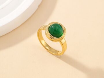 Anillo dorado piedra verde