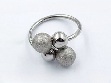 Anillo plateado bolitas brillantes