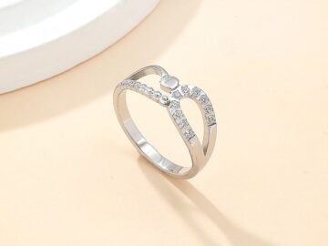 Anillo plateado diseño y pedrería