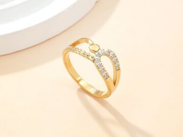 Anillo dorado diseño y pedrería