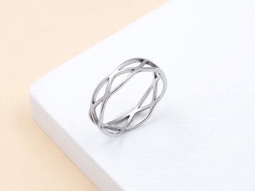 Anillo plateado diseño calado