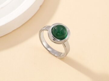 Anillo plateado piedra verde