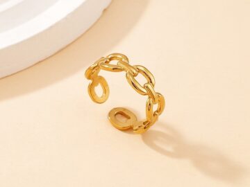 Anillo dorado diseño cuadrados unidos
