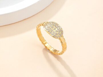 Anillo dorado circonitas al frente