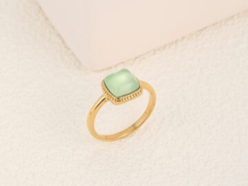 Anillo dorado piedra verde