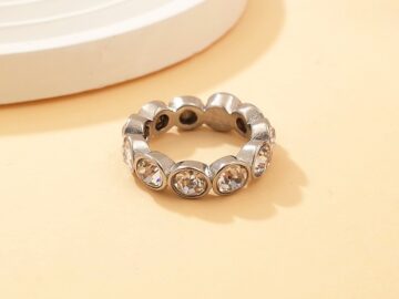 Anillo plateado 6mm pedrería blanca