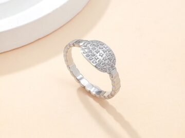 Anillo plateado diseño con pedrería al frente