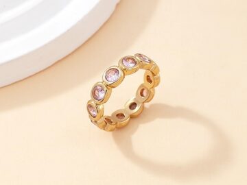 Anillo dorado pedrería rosa