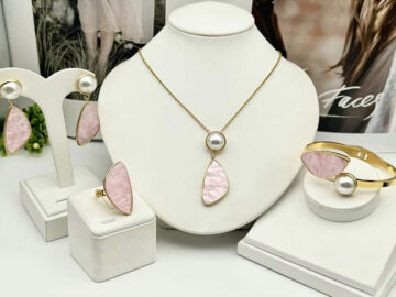 Set dorado 4 piezas perla y nácar rosa Talla 8