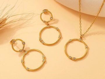Set dorado dije y aretes aro con pedrería incrustada