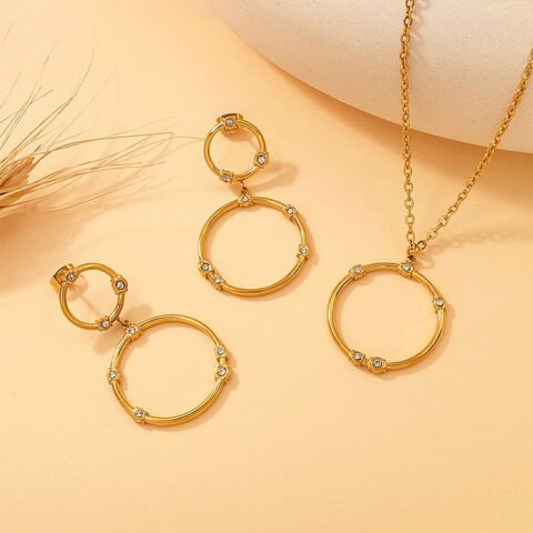 Set dorado dije y aretes aro con pedrería incrustada