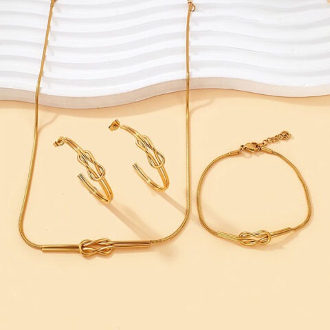 Set dorado Collar, pulsera y argollas diseño al frente
