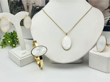Set dorado 4 piezas dije ovalado blanco