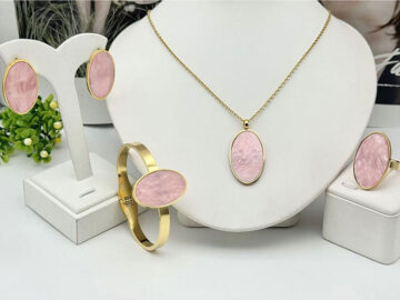 Set dorado 4 piezas dije ovalado rosa
