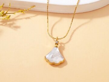 Set dorado Collar y aretes B_lgari