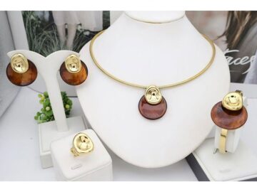 Set dorado 4 piezas dije, aretes, brazalete círculo ámbar