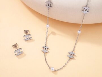 Set plateado Collar y aretes "ChaNel"