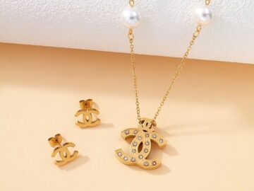 Set dorado collar y aretes "ChaNel"
