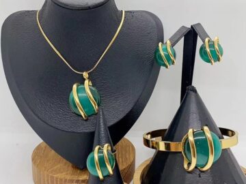 Set dorado 4 piezas piedra verde