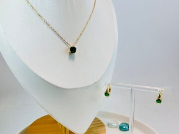 Set dorado Gargantilla y argollas circonia verde