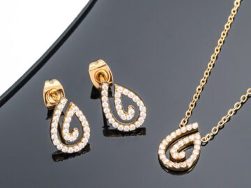 Set dorado Gargantilla y aretes gota espiral