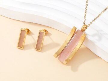 Set dorado dije y aretes  piedra rosa