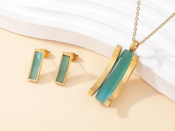 Set dorado dije y aretes  piedra rosa
