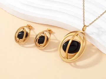 Set dorado Dije y aretes piedra negra