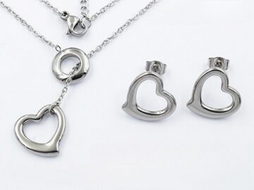 Set plateado collar y aretes silueta corazón