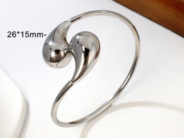 Set plateado aretes y brazalete gota