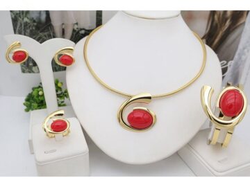 Set dorado Omega, Brazalete, aretes y anillo piedra roja Talla 8