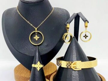 Set dorado 4 piezas diseño "<L_UisVuiton"