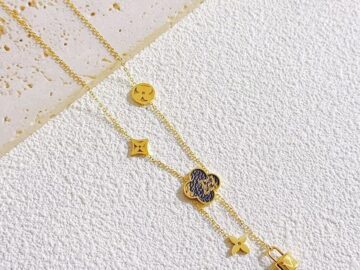 Set dorado Collar y aretes cuerito diseño LV