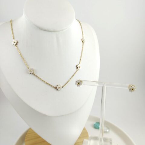 Set dorado Collar florecitas blancas