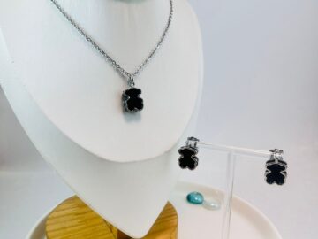 Set plateado Collar y Aretes "T_us" negro